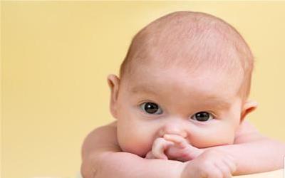  宝宝伸懒腰是脑缺氧造成的吗？ 